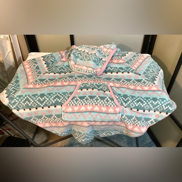 Love to Lounge fleece poncho with hoodie & pocket. One size - Picture 4 of 5